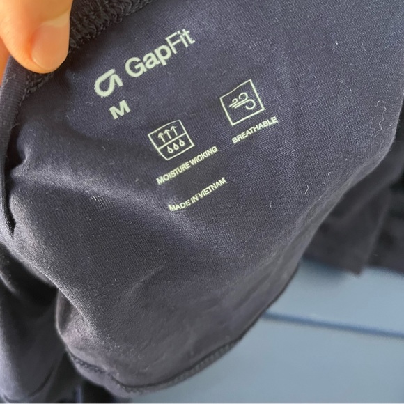 NWT Gap active top - Picture 4 of 5